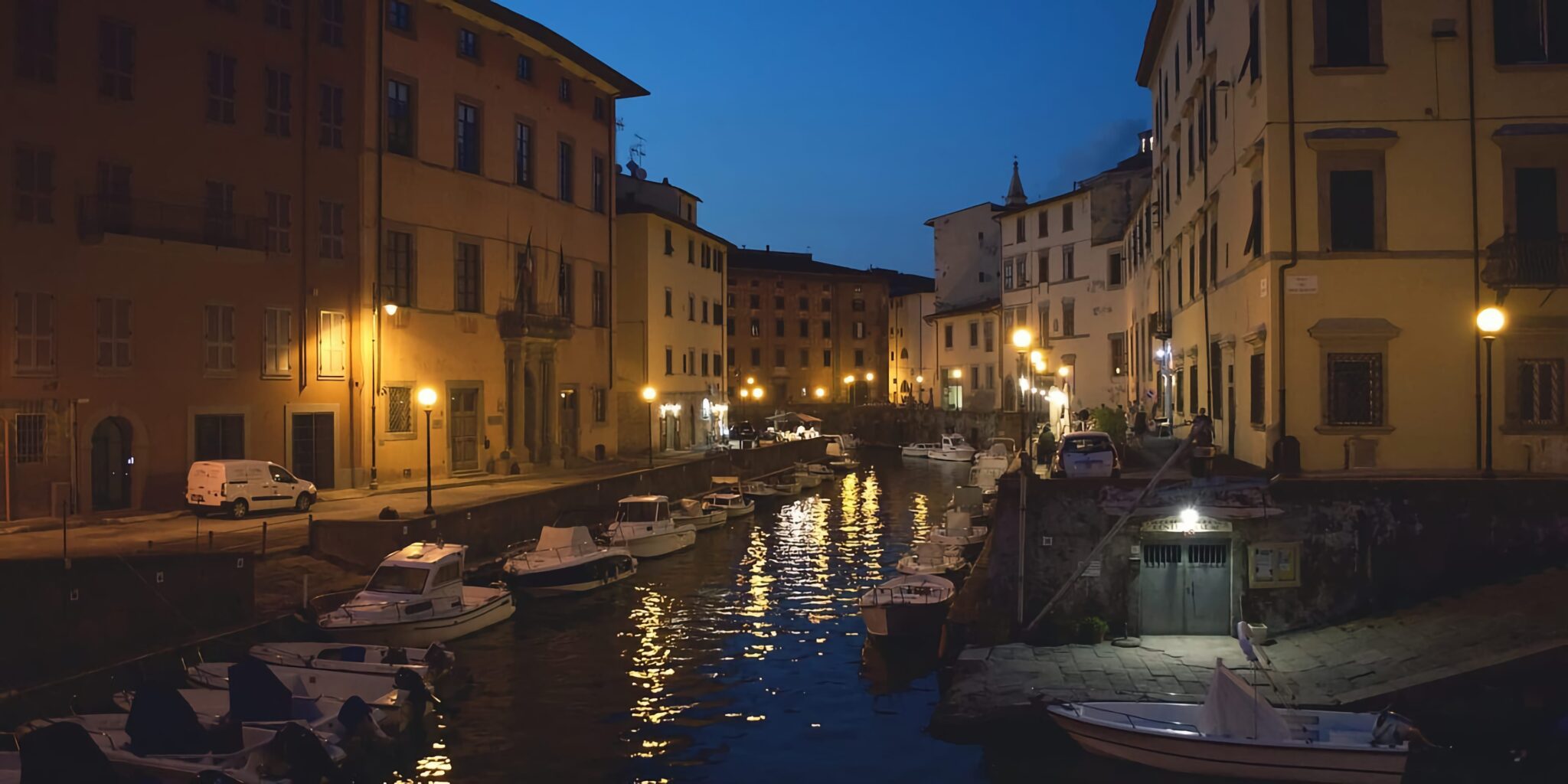 L'ingresso alla bottega del Muto - La città di Livorno descritta ne La Prima Colonia unisce parti estremamente futuristiche ad altre che mantengono intatta la propria storicità