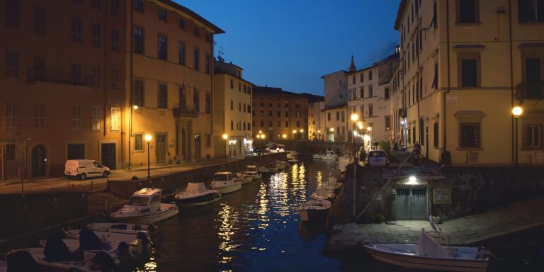L'ingresso alla bottega del Muto - La città di Livorno descritta ne La Prima Colonia unisce parti estremamente futuristiche ad altre che mantengono intatta la propria storicità